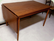 Matbord teak med runda
ben och klaff