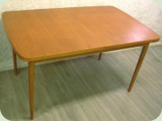 Rektangulärt matbord
                          teakfaner med runda hörn och lätt konvexa
                          kortsidor samt koniska ben, 50-tal eller
                          60-tal
