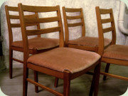 4 stabila stolar i ek
                          (närmast teakfärgad) och gammelrosa klädsel,
                          60-tal