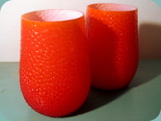 Elme orangeröda vaser
                          med knagglig yta och vit insida