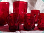Röda glas med gropar