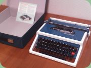 Blå skrivmaskin Olivetti
                        Underwood 315 med väska, 60-tal