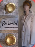 Ljusbeige slaglös kavaj med guldfärgad knapp Betty Barclay