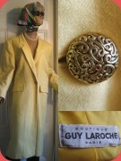 Ljusgul kappa med ornamenterad metallknapp, Guy Laroche 80-tal