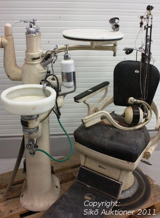 Tandläkarstol med belysning och tillbehör, original från 1930-talet industristil