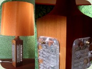 Paret bordslampor i
                          valnöt med glasdetaljer och orange skärm
                          60-tal