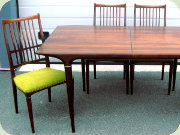 Cortina matgrupp av Svante Skogh,
                          rektangulärt matbord med 2 iäggsskivor och 4
                          stolar