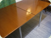 Karl-Erik Ekselius kvadratiskt matbord
                          med utvikbar skiva och ljusgrå benställning,
                          60-tal från JOC Vetlanda