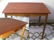 Litet skrivbord eller
                          matbord med låda, skiva och lådgrepp i teak,
                          60-tal