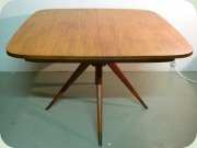 Kvadratiskt matbord i
                          teak med rundade hörn, fyrdelad fot med
                          mässingsavslut, 2 iläggsskivor, 50-tal eller
                          60-tal