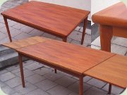 Matbord i teak med
                          dolda utdragsskivor, dansk design Henning
                          Kjaernulf