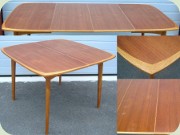 Kvadratiskt matbord i
                          teak och ek med svängda sidor och iläggsskivor
                          50-tal eller 60-tal