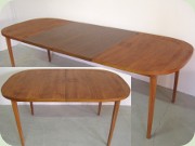 Ovalt matbord i teak
                          50-tal eller 60-tal, 2 iläggsskivor ger en
                          maxlängd på 240 cm