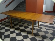 Matbord teak med
                          utdragsskivor, maxmått 250 cm