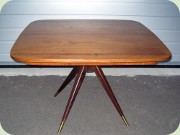 Kvadratiskt matbord i
                          teak med fyrdelad fot, benavslut i mässing och
                          iläggsskivor 50-tal eller 60-tal