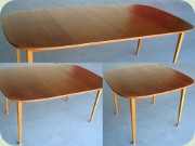 Kvadratiskt matbord
                          med runda hörn och iläggsskivor, teakfanér
                          50-tal eller 60-tal