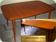 Matbord teak med
                          iläggsskiva, svängda kanter och rundade hörn,
                          60-tal Möbelfabriken Linden
