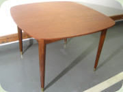 Matbord mjukt kvadratisk form med
                          mässingsskodda ben