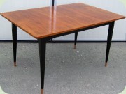 Matbord i teakfaner
                          med svarta kopparskodda ben 60-tal