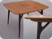 Matbord med
                          iläggsskivor, rundade hörn och mässingsskodda
                          ben med y-format fäste, 60-tal