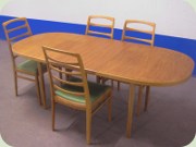 Ovalt matbord med
                          iläggsskivor och fyra stolar i ek, Bertil
                          Fridhagen, Bodafors