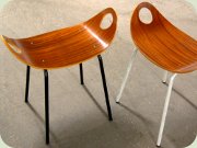 Pallar med svängd sits
                          i plywood och ben i lackat stål, finsk design
                          av Ola Kettunen för Merivaara 60-tal eller
                          60-tal