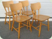 4 stolar i björk med 3
                          ryggpinnar och svängd ryggbricka, Nesto Nässjö
                          Stolfabrik 50-tal
