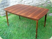 Rektangulärt matbord
                          jakaranda med svängda sidor och iläggsskiva
                          60-tal
