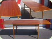 Rektangulärt matbord
                          med utdragsskivor, teak med kanter i ek,
                          50-tal eller 60-tal