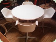 60's plastic lounge
                          chairs on swivelbase & tulip base table,
                          Robin Day