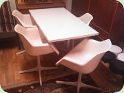 Robin Day bord med
                          underrede i stål samt stolar i formgjuden
                          plast på fyrpassfot, Overman/Hille