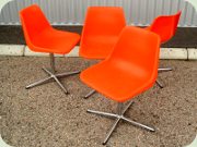 Fyra orangea
                          snurrstolar av Robin Day, tillverkade av
                          Overman för Hille, 60-tal eller 70-tal