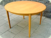 Round oak dining table
                          with 2 leaves