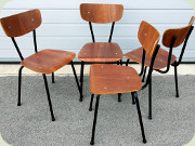 Nätta stolar
                          formpressad teakfanér och svartlackat stålrör,
                          skolstol industri 60-tal