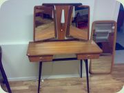 Sminkbord med vikbara speglar och
                          lampett, lådor med mässingsbeslag. 50-tal
