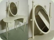 Antikvitt sminkbord
                          med oval, vippbar spegel och 2 lådor,
                          troligtvis 60-tal