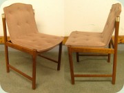 Fyra stolar i teak-
                          eller valnötsfärgat trä med mässingsdetaljer
                          och djuphäftad rygg- & sittdyna