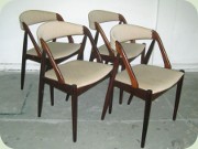 Fyra stolar i
                          jakaranda dansk design Kai Kristiansen modell
                          31, såldes även av IKEA med namnet Pige