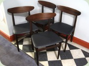 Fyra stolar i
                          jakaranda med svängd ryggbricka dansk design
                          60-tal