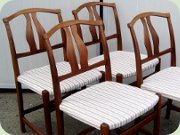 Fyra stolar jakaranda
                          eller palisander med vågformade rygggrickor
                          60-tal