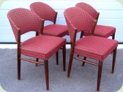 Fyra stolar med svängd rygg och rödrutig
                          klädsel 50-tal