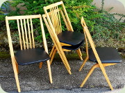 Fyra stapelbara stolar i bok med sits
                          klädd i svart konstläder, 60-tal av Svante
                          Skogh för Gottfrid Karlsson och Söner Diö