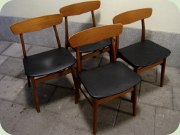 Fyra stolar med svängd
                          ryggbricka i teak 60-tal nyklädda i svart
                          vinyl