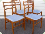 4 välgjorda och
                          stabila stolar i teakbetsad bok, 50-tal eller
                          60-tal