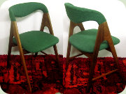 Fyra originella stolar
                          i teak med V-ben och grön klädsel, 60-tal,
                          troligtvis dansk design