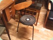 Trebent stol med
                          svartlackerade metallben, svängd ryggbicka i
                          teak och sits i flätad plast, 50-tal