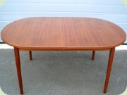 Ovalt matbord i teak
                          med iläggsskivor Nils Jonsson 60-tal Troeds
                          Bjärnum