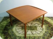 Folke Ohlsson Frisco
                          kvadratiskt soffbord eller sidobord i teak med
                          uppsvängda kanter, Tingströms Bra Bohag
                          60-tal