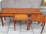 Satsbord teak
                          bestående av bänk med tre småbord, 60-tal