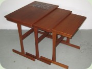 Satsbord i teak med
                          kakelmosaik på det största bordet samt med
                          shakerben 60-tal